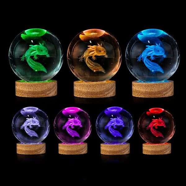 YYLZEPHB Veilleuse 3D en forme de boule de cristal Axolotl avec base en bois à 16 LED de couleur, lampe en verre axolotl améliorée de 8,9 cm avec télécommande, cadeau de décoration de bureau cool pour