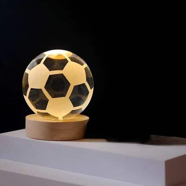 BOENJOY Lampe boule de cristal lumineuse 3D avec base en bois (football) | pas d'interrupteur, seulement câble
