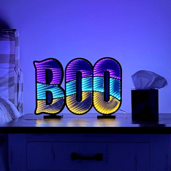 Lampe miroir Infini Boo avec support - Décoration d'Halloween éclairée par LED - Alimenté par USB - Panneau Boo 3D LED Infinity Light - Décoration saisonnière d'intérieur pour tables