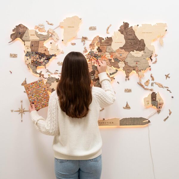 Enjoy The Wood Carte du monde en bois 3D LED 3.0 - Décoration murale moderne - Cadeau de pendaison de crémaillère (fumée)