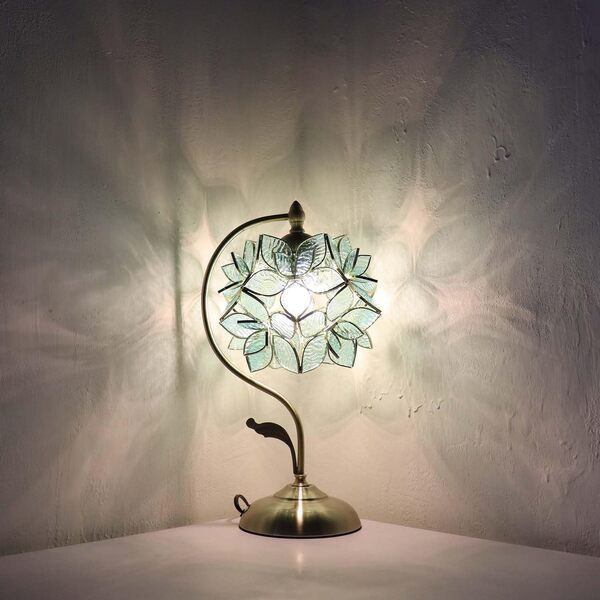 Bieye L30960 Lampe de table style Tiffany en vitrail, motif pétales de fleurs, base en laiton, pour la décoration intérieure (bleu clair, lys rose 20 cm)