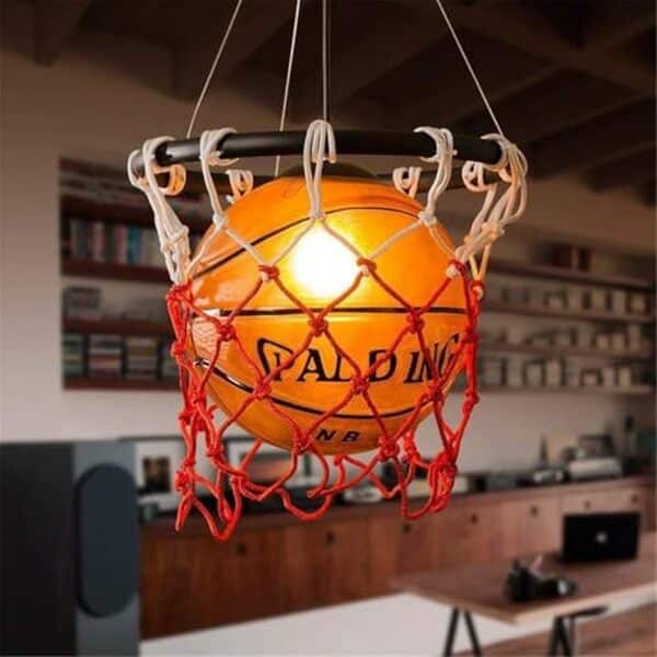 Découvrez notre avis sur la lampe pendentif basketball LUEPEICAI : un design unique pour sublimer votre décoration intérieure et créer une ambiance sportive chaleureuse.