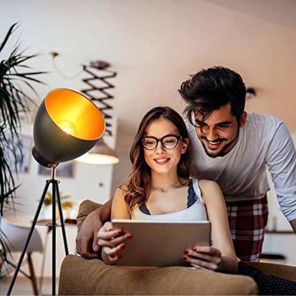 Découvrez notre analyse complète du lampadaire vintage B.K.Licht : un mariage parfait entre design rétro et performance LED pour illuminer votre intérieur avec style.