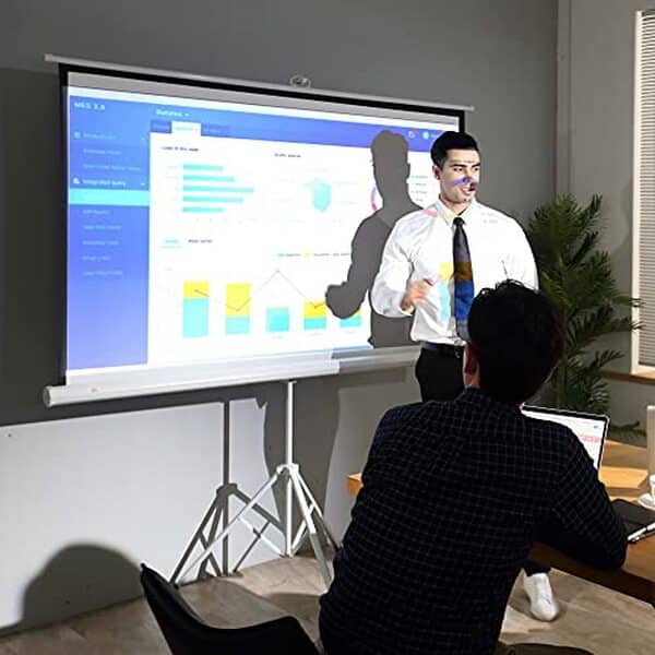 Découvrez notre test complet de l'écran de projection HOMCOM 84 pouces en 4K HD : une immersion cinématographique unique chez vous.