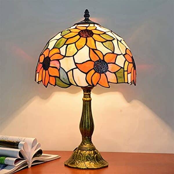 Découvrez notre avis détaillé sur la lampe Tiffany Blivuself tournesol : qualité, design vitrail et performance lumineuse pour éclairer votre intérieur avec style. 