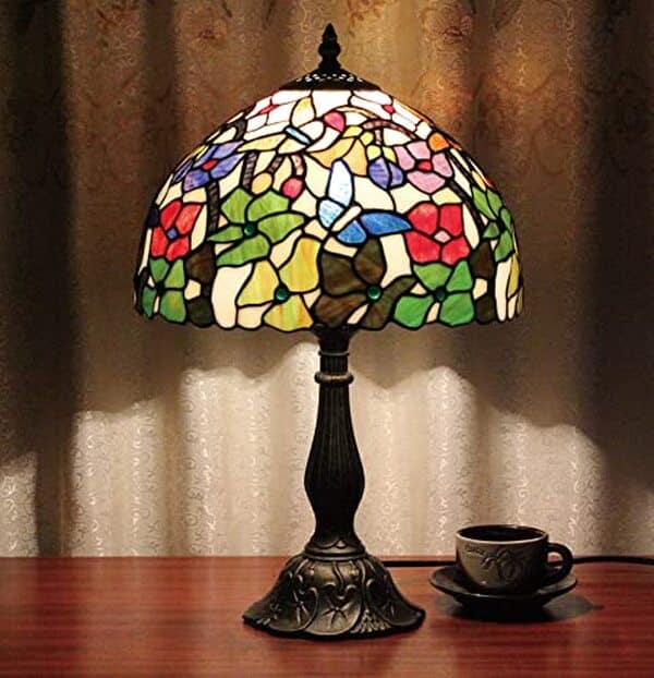 Découvrez notre avis complet sur la lampe Tiffany Kinbolas 12 pouces : un luminaire de charme antique au style victorien parfait pour votre décoration intérieure.