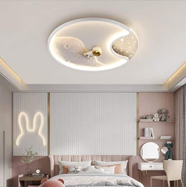 Découvrez le plafonnier 3D astronaute Guanshan : un luminaire féerique qui transforme la chambre de votre enfant en univers lunaire. Design innovant, sécurité garantie et ambiance enchantée.