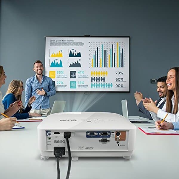 Découvrez notre test complet du projecteur DLP portable BenQ MX550 : performances, luminosité, connectivité et rapport qualité-prix pour vos présentations en mobilité. 