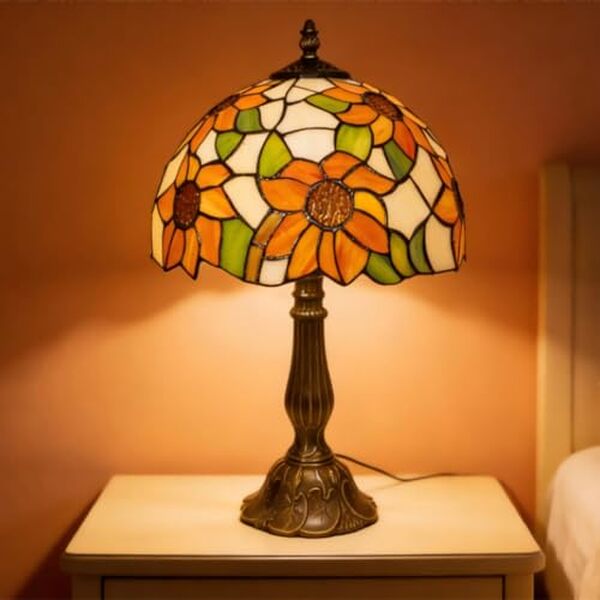 Découvrez notre avis complet sur la lampe Tiffany LLJTLYH : un luminaire au design floral avec finitions en métal antique pour une décoration d'intérieur raffinée et intemporelle.